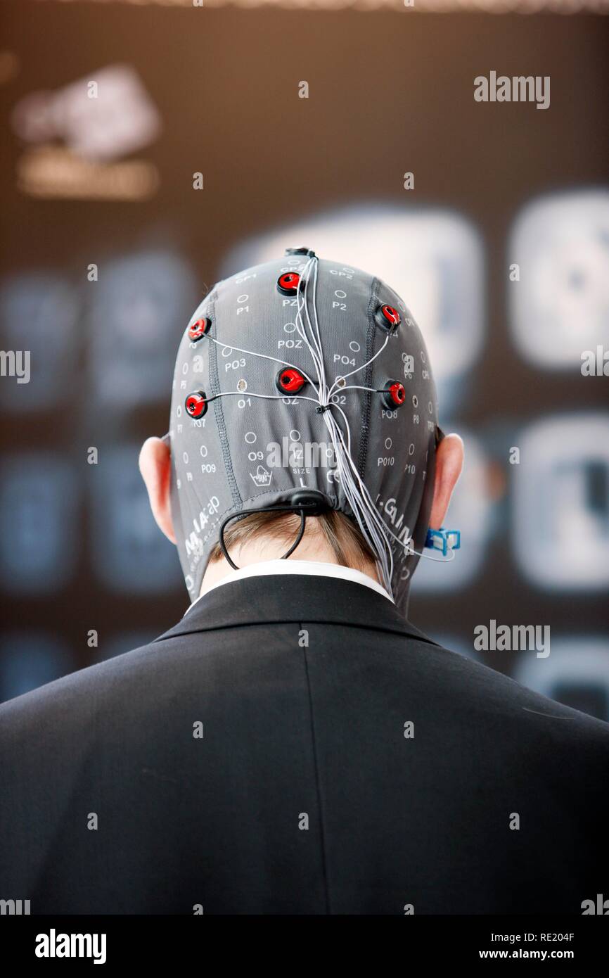 Il controllo di macchine e computer attraverso l'attività cerebrale, elettrodi sullo scalpo rilevare attività cerebrale e dare segnali ad un Foto Stock