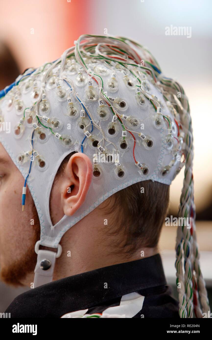 Il controllo di macchine e computer attraverso l'attività cerebrale, elettrodi sullo scalpo rilevare attività cerebrale e dare segnali ad un Foto Stock