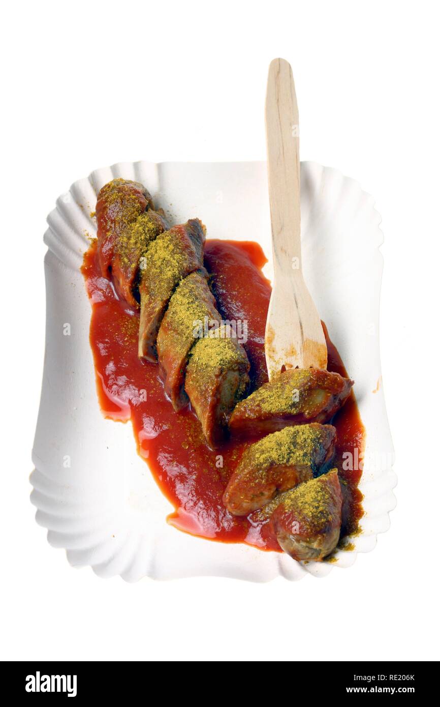 Currywurst con salsa al curry su un piatto di carta, hot salsicce di maiale Foto Stock