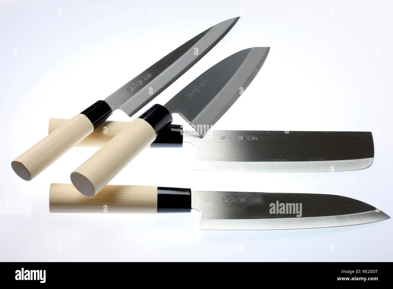 Coltelli Chef giapponesi, pesce coltello, coltello di carne, Cleaver, la sfilettatura  coltello, coltello da cucina, inciso con caratteri, manico in legno Foto  stock - Alamy