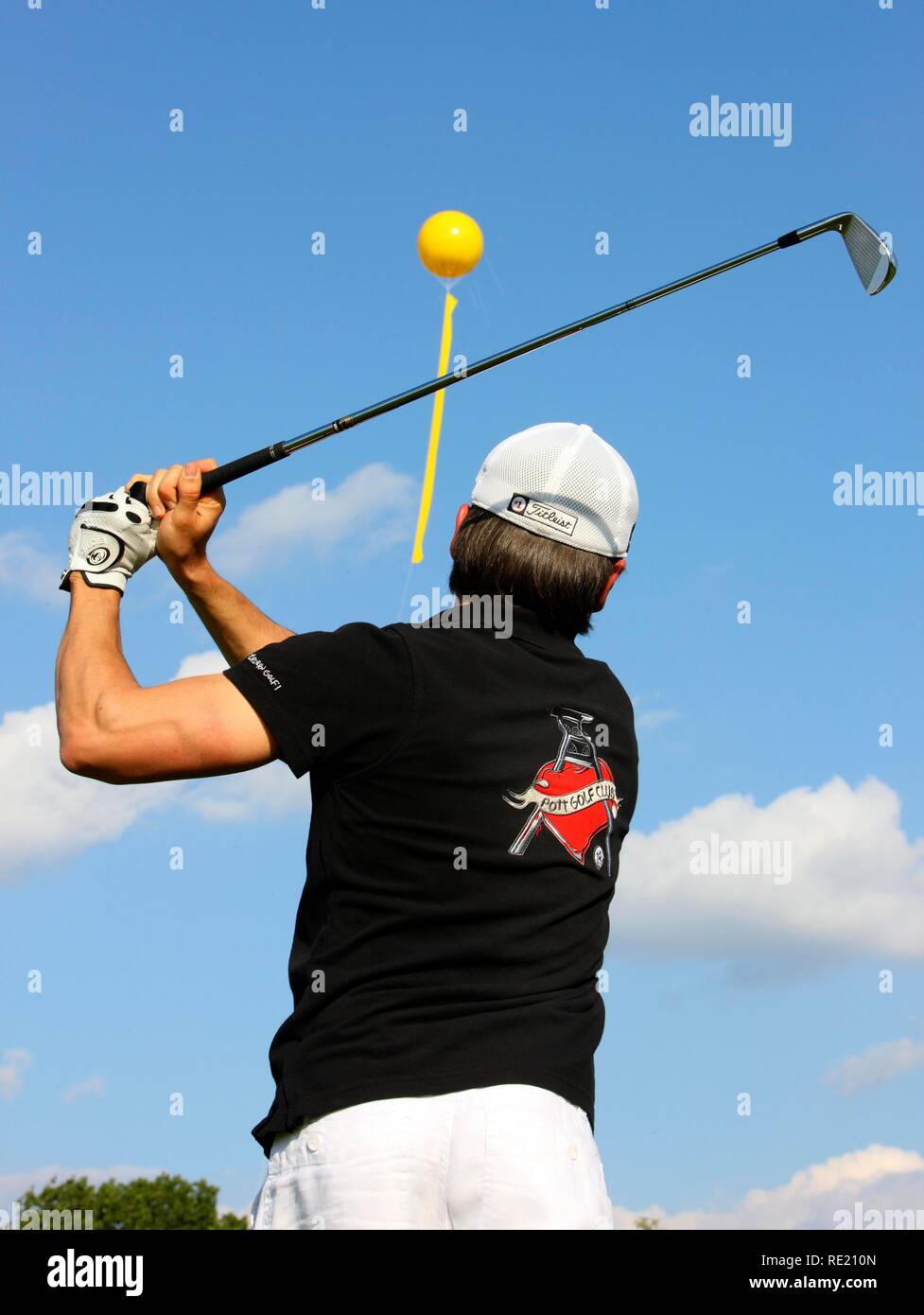 Membro della Pottgolf Golf Club in un gioco di golf, RedGolf campo da golf sulla ex Zeche Jacobi colliery, nel retro di un Foto Stock
