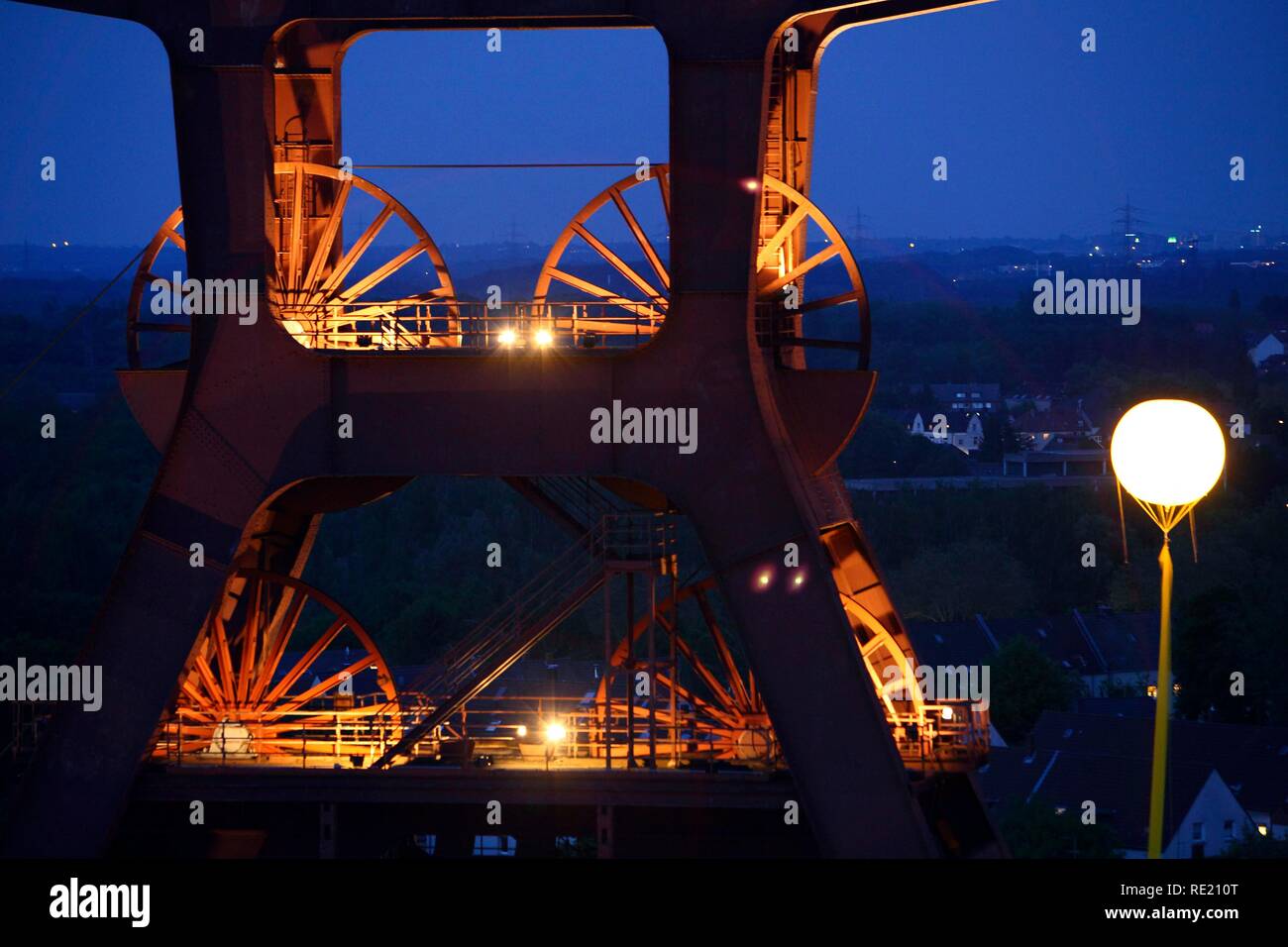 Palloncino incandescente sui motivi di Zeche Zollverein miniera, parte dell'Schachtzeichen arte progetto del Kulturhaupstadt-Jahr Foto Stock