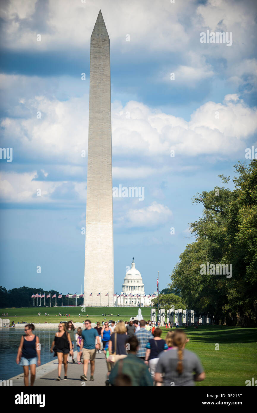 WASHINGTON, DC - Agosto 27, 2018: i visitatori di passeggiare lungo il centro commerciale sotto l'imponente Monumento di Washington obelisco. Foto Stock