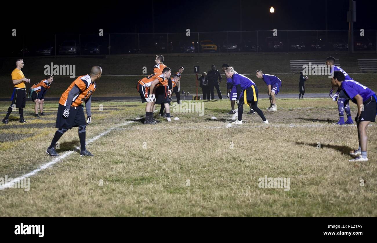 Il 7° Squadrone di intelligence del reato e la difesa Media attività piazza difesa off nella divisione due flag Football Championship Game, 17 novembre 2016 a Fort George G. Meade, Md. il settimo è battere il DMA 16-6 in gioco uno per forzare un gioco due. Hanno vinto il gioco due da parte di un cliente di 20-14. Foto Stock