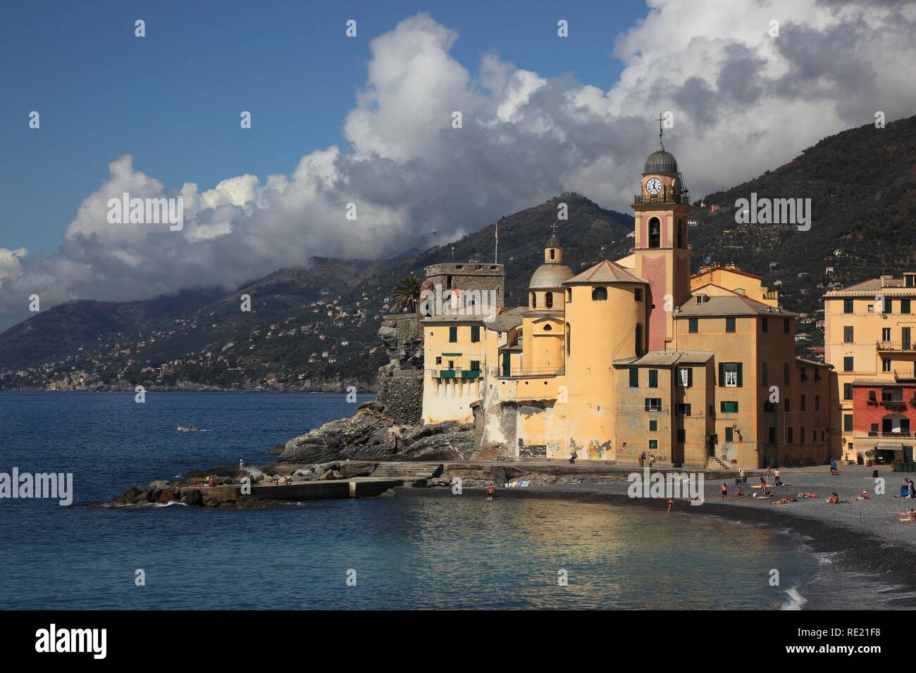 Camogli in provincia di Genova, sul Golfo Paradiso nella Riviera di Levante, il lungomare e la chiesa di Santa Maria Assunta Foto Stock