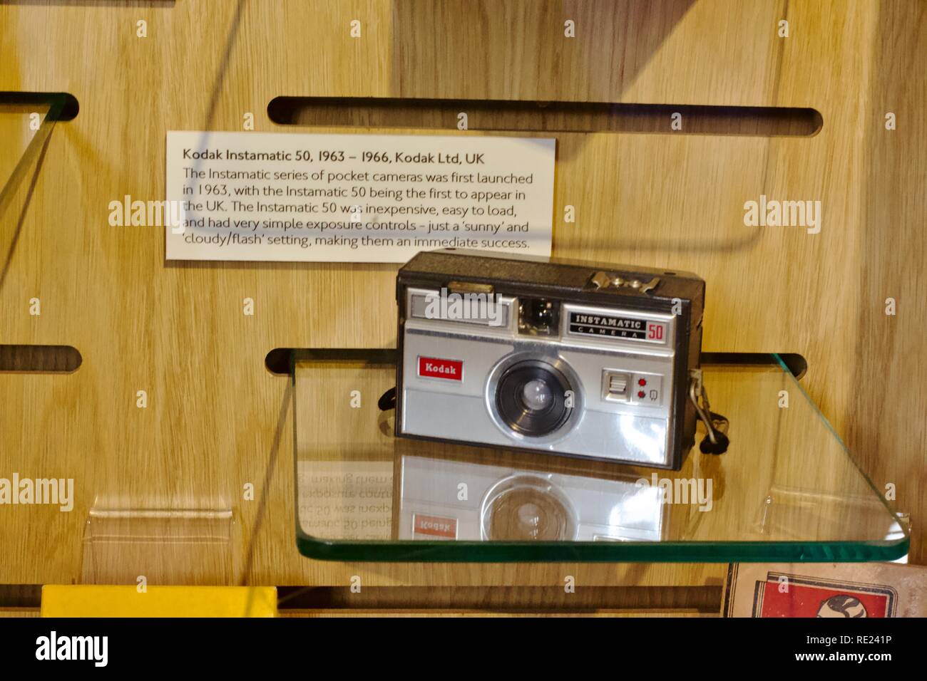 Kodak Instamatic 50 fotocamera sul display in Headstone Manor Museum, Harrow, Middlesex, Regno Unito Foto Stock