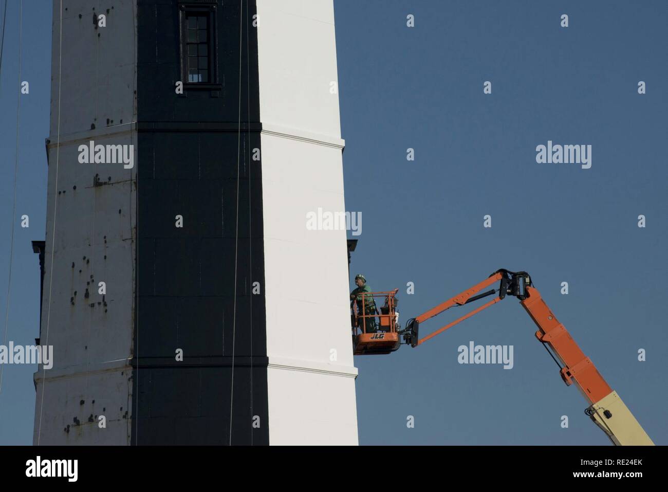 Giuseppe Scarfone, un restauro foreman con camino International Corporation, opere di preservare il nuovo Cape Henry Lighthouse nov. 16, 2016. Scarfone si gode della vista della baia di Chesapeake ingresso mentre lavora. Foto Stock