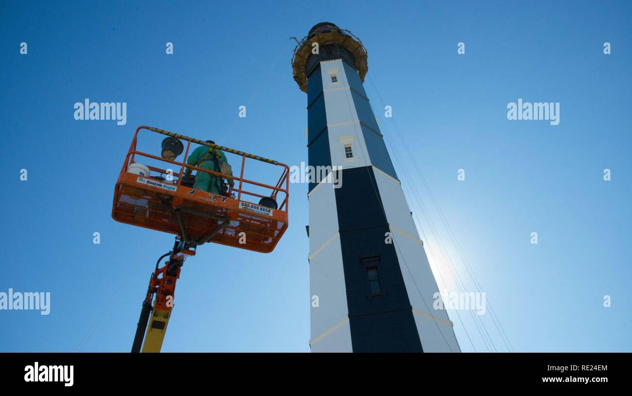 Giuseppe Scarfone, un restauro foreman con camino International Corporation, opere di preservare il nuovo Cape Henry Lighthouse in Virginia Beach, Virginia, nov. 18, 2016. Scarfone si gode della vista della baia di Chesapeake ingresso mentre lavora. Foto Stock