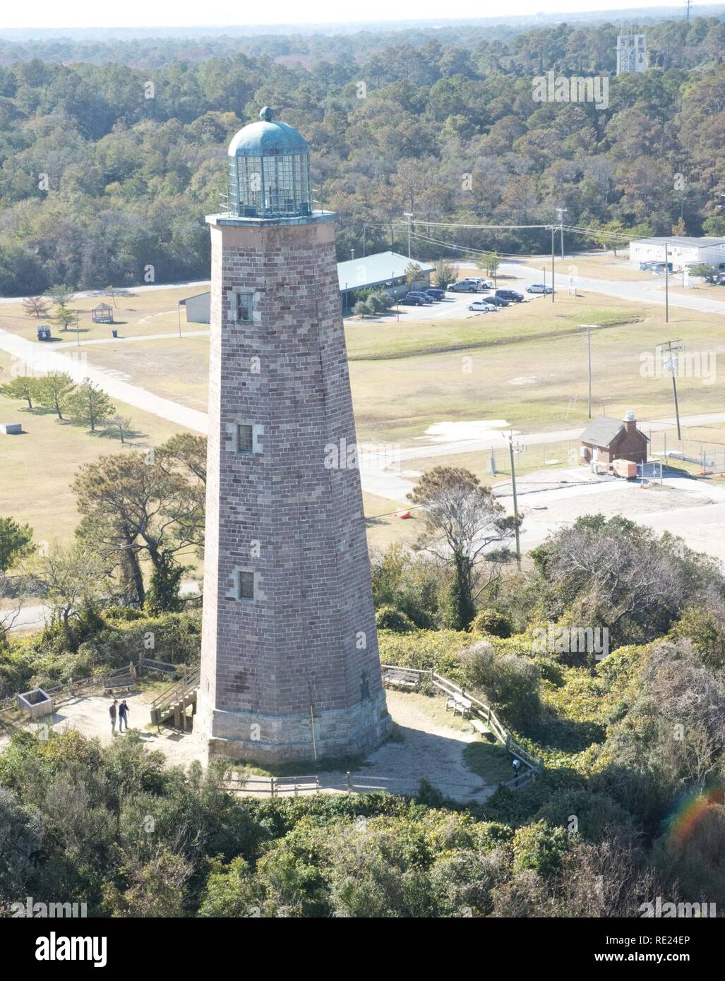 Una vista della vecchia Cape Henry Lighthouse dalla cima del nuovo faro in Virginia Beach, Virginia, nov. 18, 2016. Oggi il vecchio Cape Henry Lighthouse è di proprietà e gestito dalla conservazione Virginia, una organizzazione privata senza scopo di lucro e statewide conservazione storica gruppo. Foto Stock