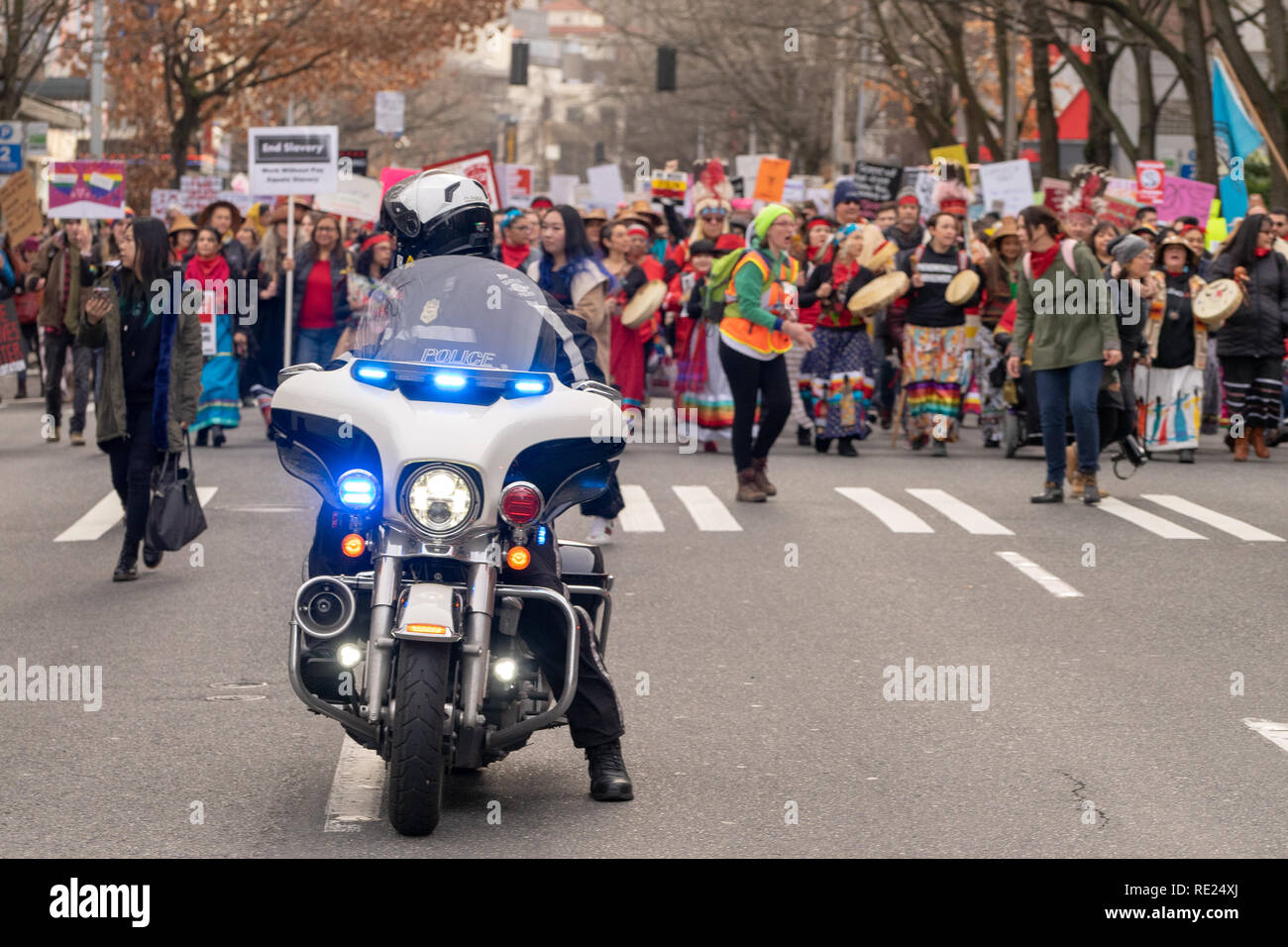 Le donne di marzo per la parità in Seattle Washington a Seattle il dipartimento di polizia fornendo la pace e ordine Foto Stock