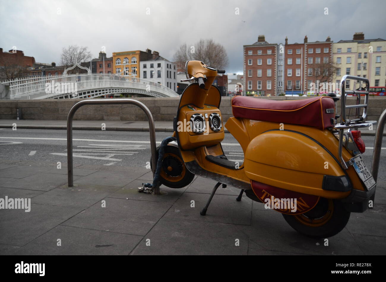 Vespa giallo Foto Stock