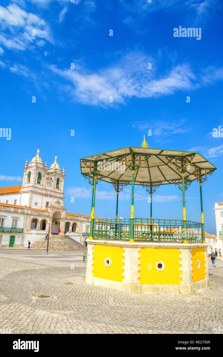 La vista di Nossa Senhora da Nazare chiesa sulla piazza centrale della cittadina Nazare. Portogallo Foto Stock