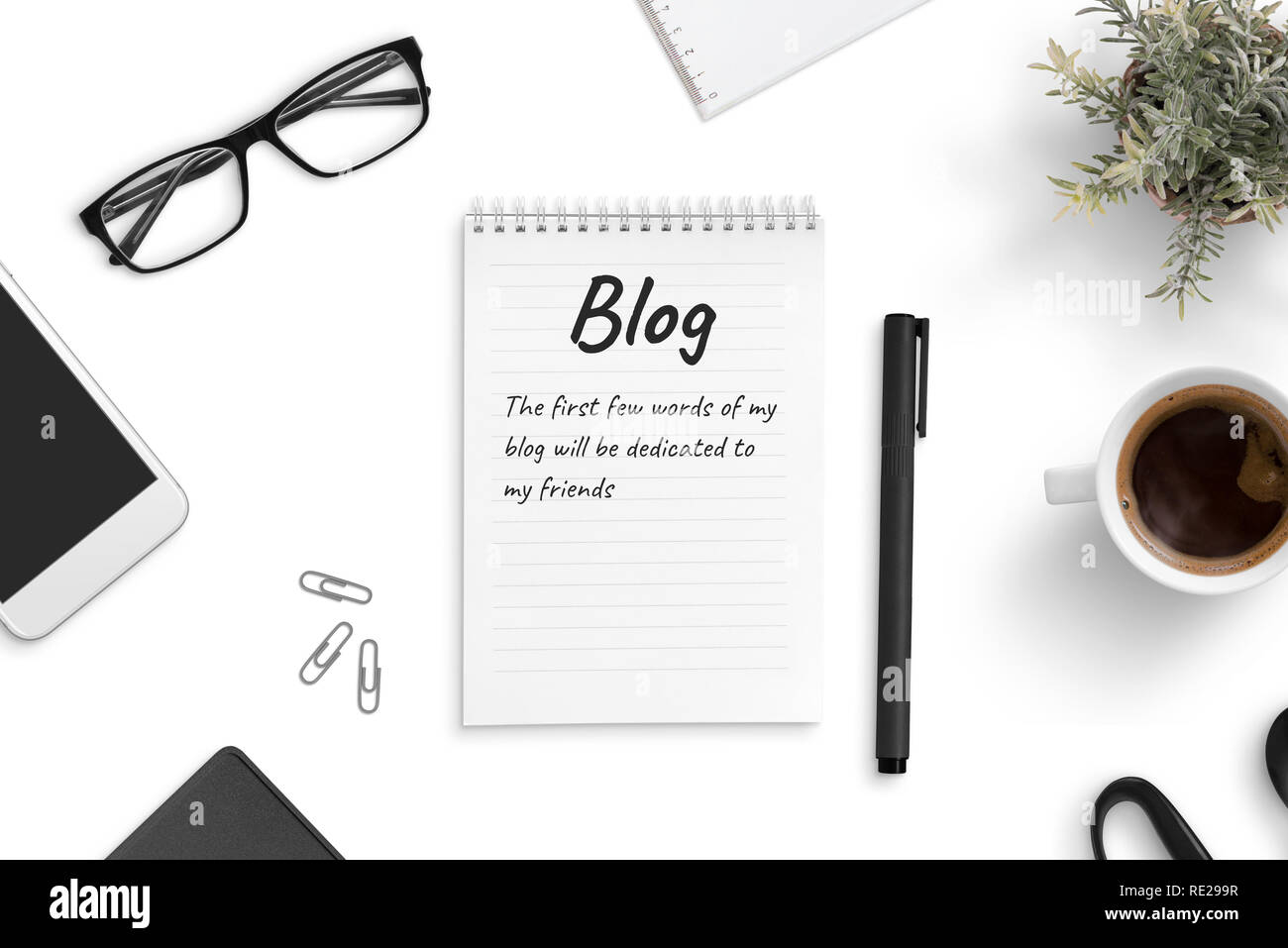 Concetto di blogging e freelancing. Un blog di poche parole su un tampone di carta sulla scrivania in ufficio. Foto Stock