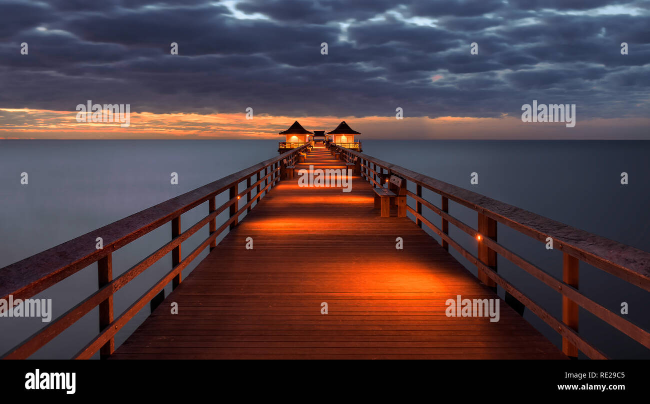 Tramonto sul Golfo del Messico da Napoli Molo in Naples, Florida Foto Stock
