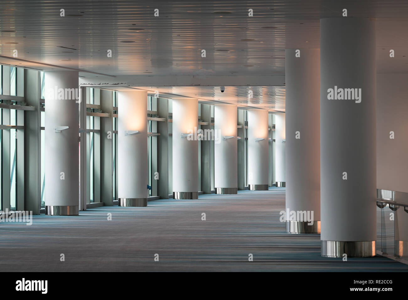 Montanti lungo un corridoio di vuoto all'interno del moderno centro convegni di Miami Beach al Convention Center Drive a Miami Beach, Florida Foto Stock