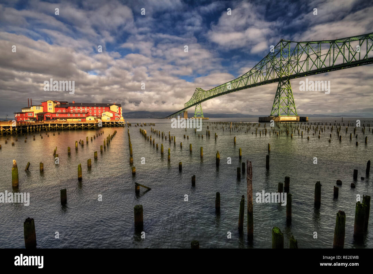 Questi sono due dei maggiori punti di riferimento dell'Astoria Waterfront. The Cannery Pier Hotel e il Ponte Astoria-Megle. Foto Stock