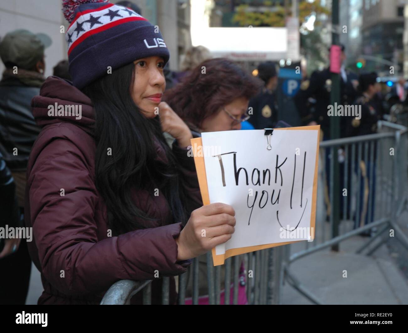 NEW YORK (nov. 11, 2016) -- uno spettatore linee Fifth Avenue durante l'America's Parade per mostrare il loro sostegno al servizio degli uomini e delle donne durante la settimana dei veterani di New York City 2016. La parata è stata tenuta a New York dal 1919 ed è ospitato dal Regno dei veterani di guerra del Consiglio. Foto Stock