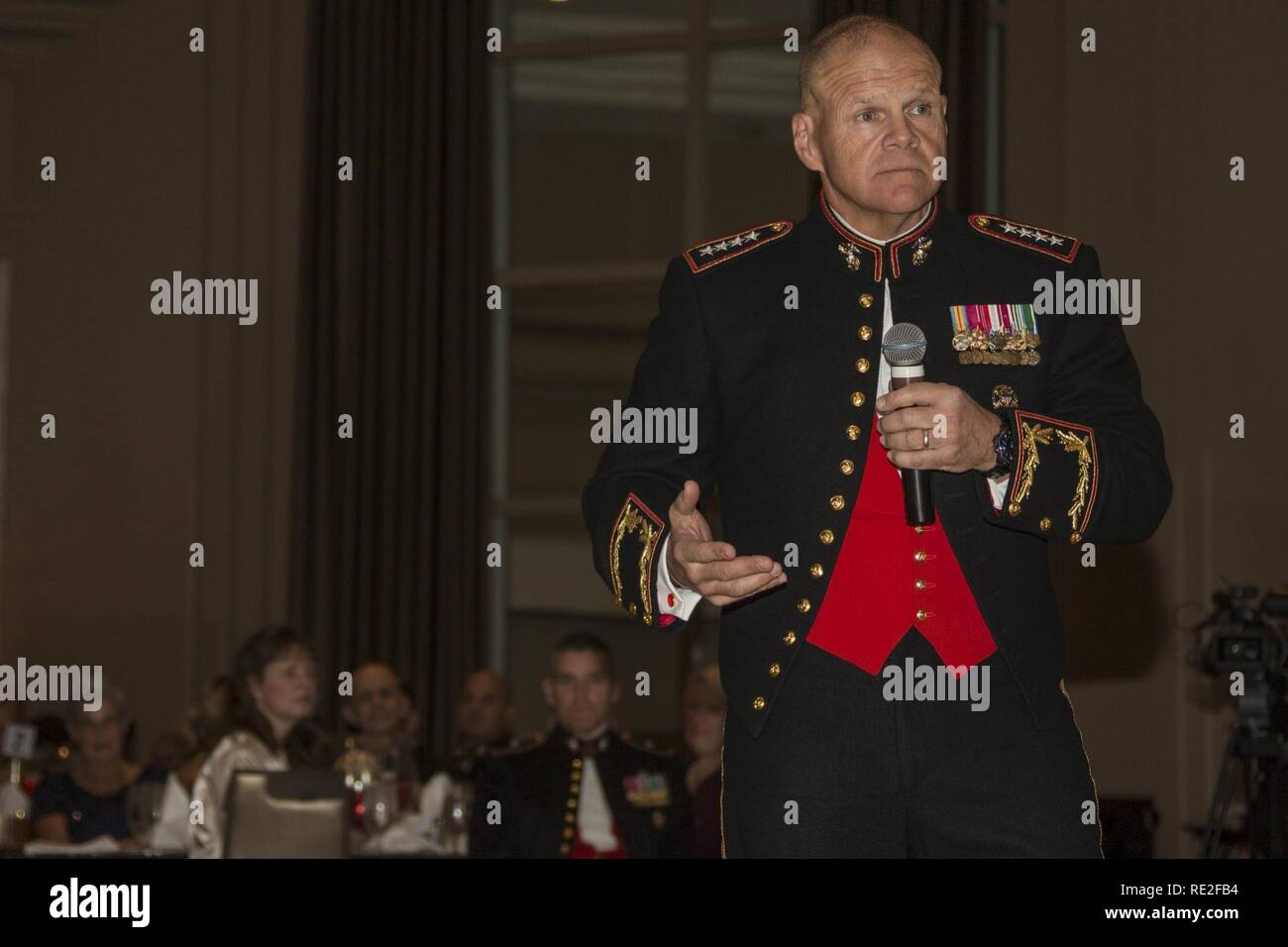 Il comandante del Marine Corps gen. Robert B. Neller parla di Marines e gli ospiti che frequentano il compleanno TECOM palla in Tyson's Corner, Virginia, nov. 10, 2016. Neller stato ospite di onore per la sfera di compleanno. Foto Stock
