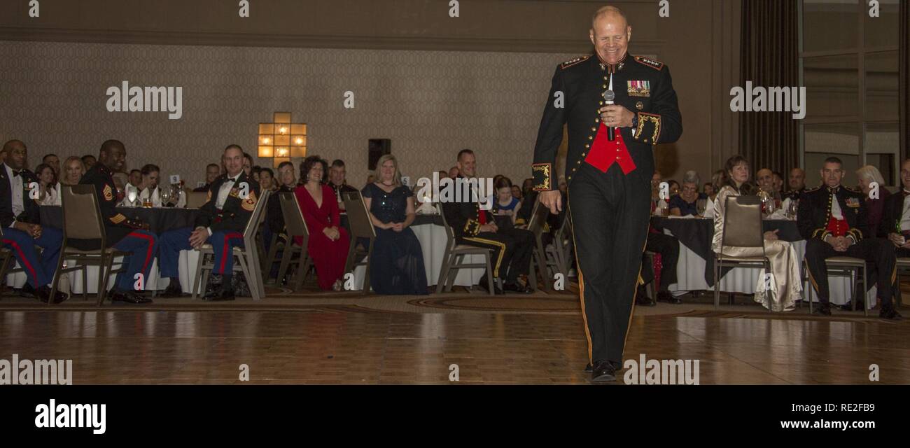 Il comandante del Marine Corps gen. Robert B. Neller parla di Marines e gli ospiti che frequentano il compleanno TECOM palla in Tyson's Corner, Virginia, nov. 10, 2016. Neller stato ospite di onore per la sfera di compleanno. Foto Stock