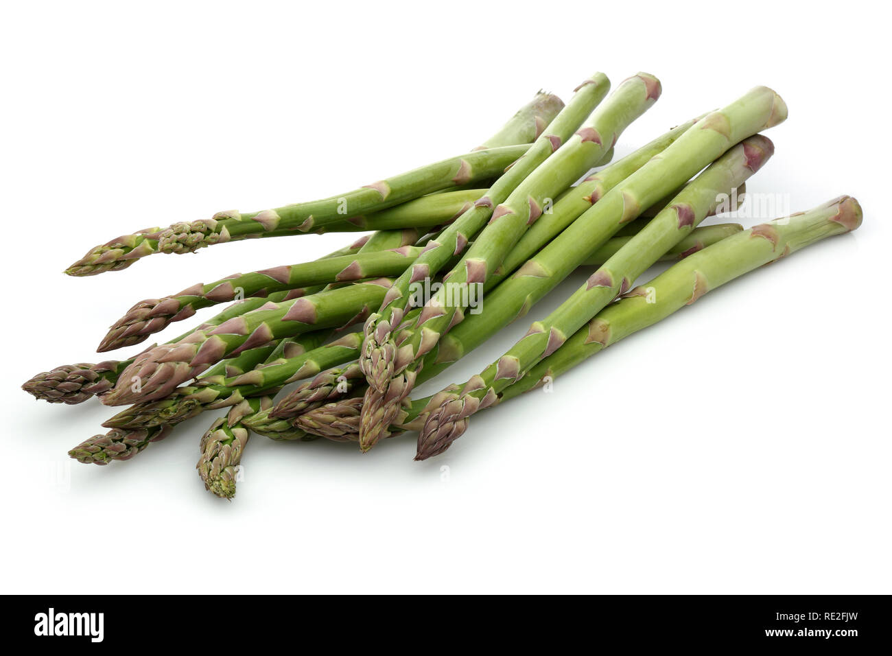 Freschi asparagi verdi isolati su sfondo bianco Foto Stock