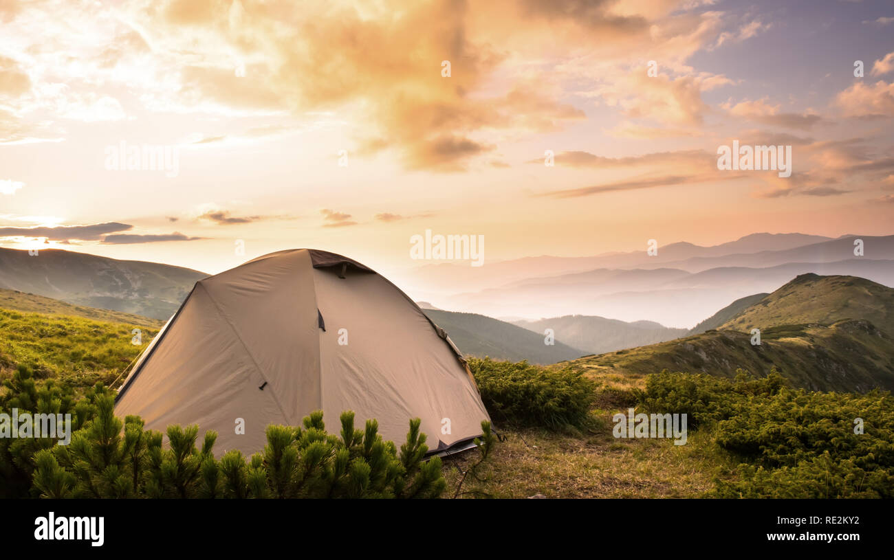Tenda turistica in alta montagna estate tramonto Foto Stock