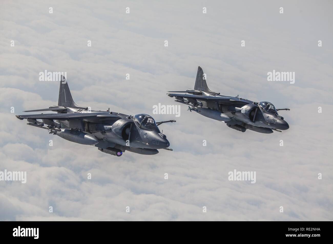 Stati Uniti Marine Corps AV-8B Harriers assegnato al Marine squadrone di attacco (VMA) 223, il comportamento di una antenna di fare rifornimento di carburante vicino a Marine Corps Air Station Cherry Point, N.C., nov. 15, 2016. Antenna Marine Refueler squadrone di trasporto 252 hanno partecipato a un'antenna il rifornimento di esercizio con VMA-223, Marine Tactical Electronic Warfare Squadron 3 e mezzo marino Tiltrotor Squadron 365 per mantenere l'operatività interservizi. Foto Stock