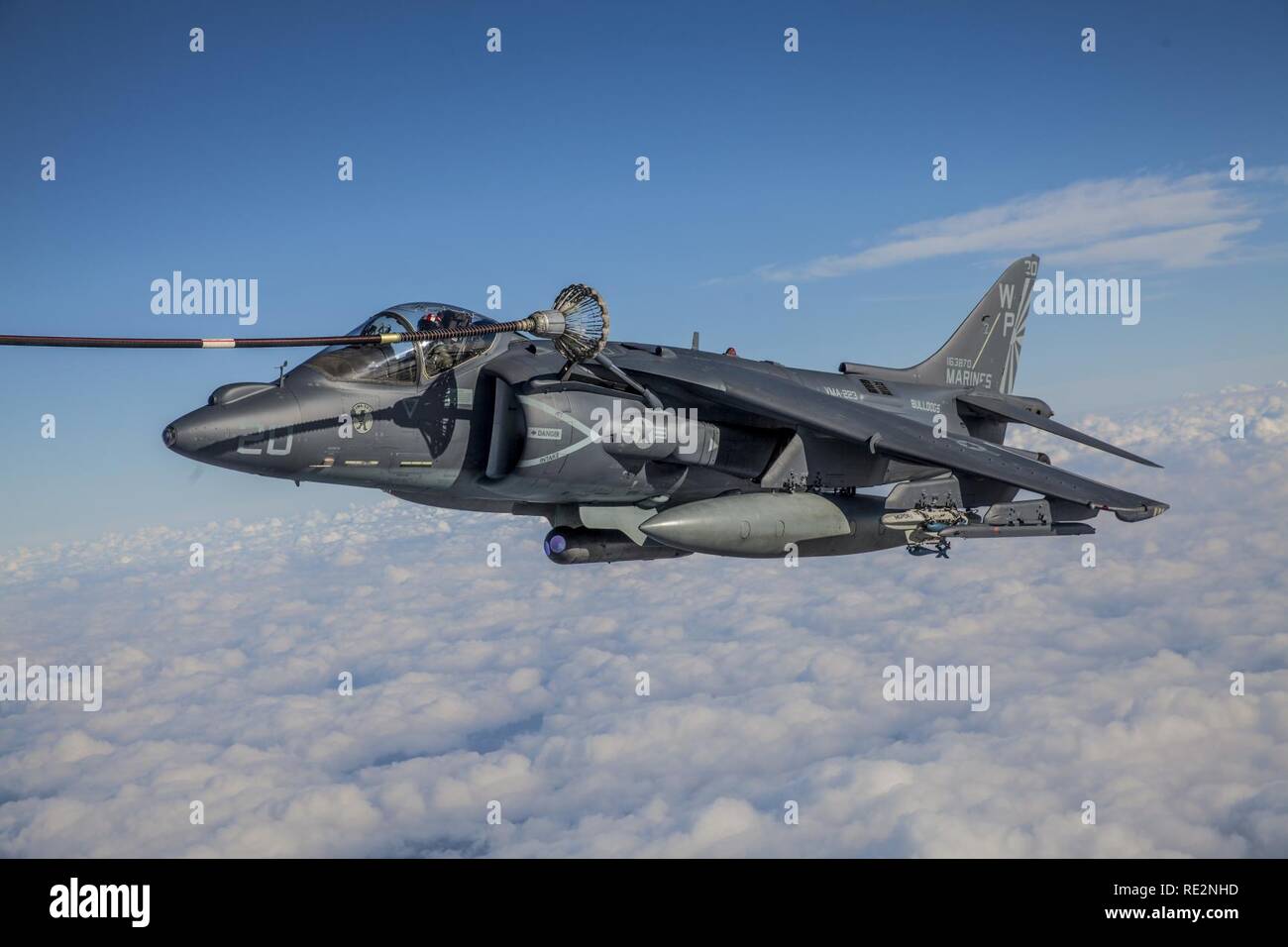 Un U.S. Marine Corps AV-8B Harrier assegnato al Marine squadrone di attacco (VMA) 223, conduce una antenna di fare rifornimento di carburante vicino a Marine Corps Air Station Cherry Point, N.C., nov. 15, 2016. Antenna Marine Refueler squadrone di trasporto 252 hanno partecipato a un'antenna il rifornimento di esercizio con VMA-223, Marine Tactical Electronic Warfare Squadron 3 e mezzo marino Tiltrotor Squadron 365 per mantenere l'operatività interservizi. Foto Stock