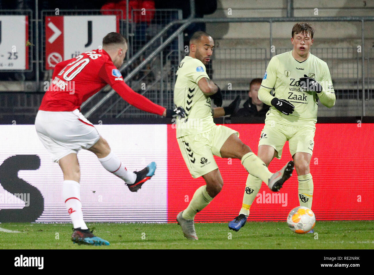 ALKMAAR, 19-01-2019, calcio Eredivisie olandese Stagione 2018 - 2019, AFAS Stadium, AZ player tappetini punteggi Seuntjens 2-0, FC Utrecht player Sean Klaiber è troppo tardi durante il gioco AZ - FC Utrecht. Credito: Pro scatti/Alamy Live News Credito: Pro scatti/Alamy Live News Credito: Pro scatti/Alamy Live News Credito: Pro scatti/Alamy Live News Credito: Pro scatti/Alamy Live News Credito: Pro scatti/Alamy Live News Credito: Pro scatti/Alamy Live News Credito: Pro scatti/Alamy Live News Credito: Pro scatti/Alamy Live News Credito: Pro scatti/Alamy Live News Foto Stock