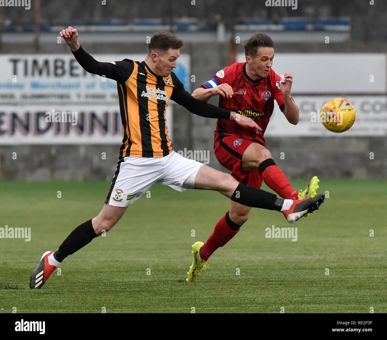 Winchester, Scotland, Regno Unito. East Fife FC ha preso su Greenock Morton nel William Hill Coppa Scozzese 4° round al Bayview Stadium. La Lega 1 timer parte battere la squadra da un campionato al di sopra di loro di progredire al quinto round. Nella foto: Dylan dighe (Greenock Morton) e Scott Linton (East Fife) durante la William Hill Coppa Scozzese 4° round match tra Oriente Fife e Greenock Morton presso la località hub Bayview Stadium, dove la Lega 1 lato tirata fuori una grande vittoria per farne il 5. round di disegnare. © Dave Johnston / Alamy Live News Foto Stock