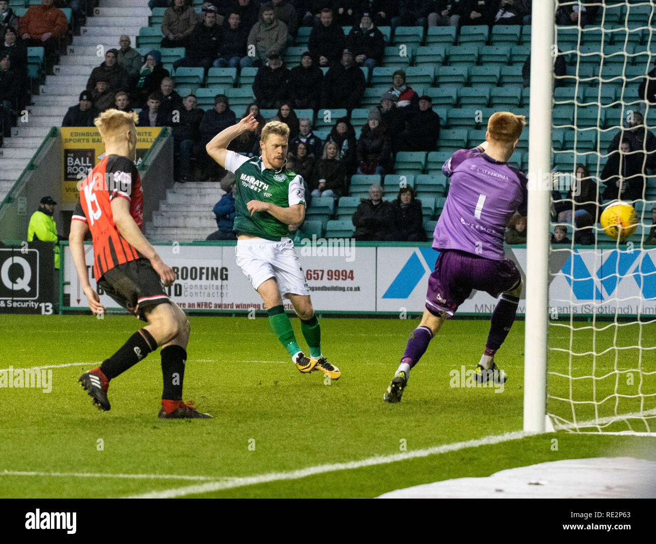 Edinburgh, Midlothian, Regno Unito. 19/01/2019. Pic mostra: Hibs' Centrocampista sinistro, Daryl Horgan, incendi di case al suo fianco il quarto obiettivo durante il primo semestre come Hibs ospitano Elgin City nel quarto round della Coppa Scozzese a Easter Road Stadium, Edimburgo Credito: Alamy/Ian Jacobs Credito: Ian Jacobs/Alamy Live News Credito: Ian Jacobs/Alamy Live News Foto Stock