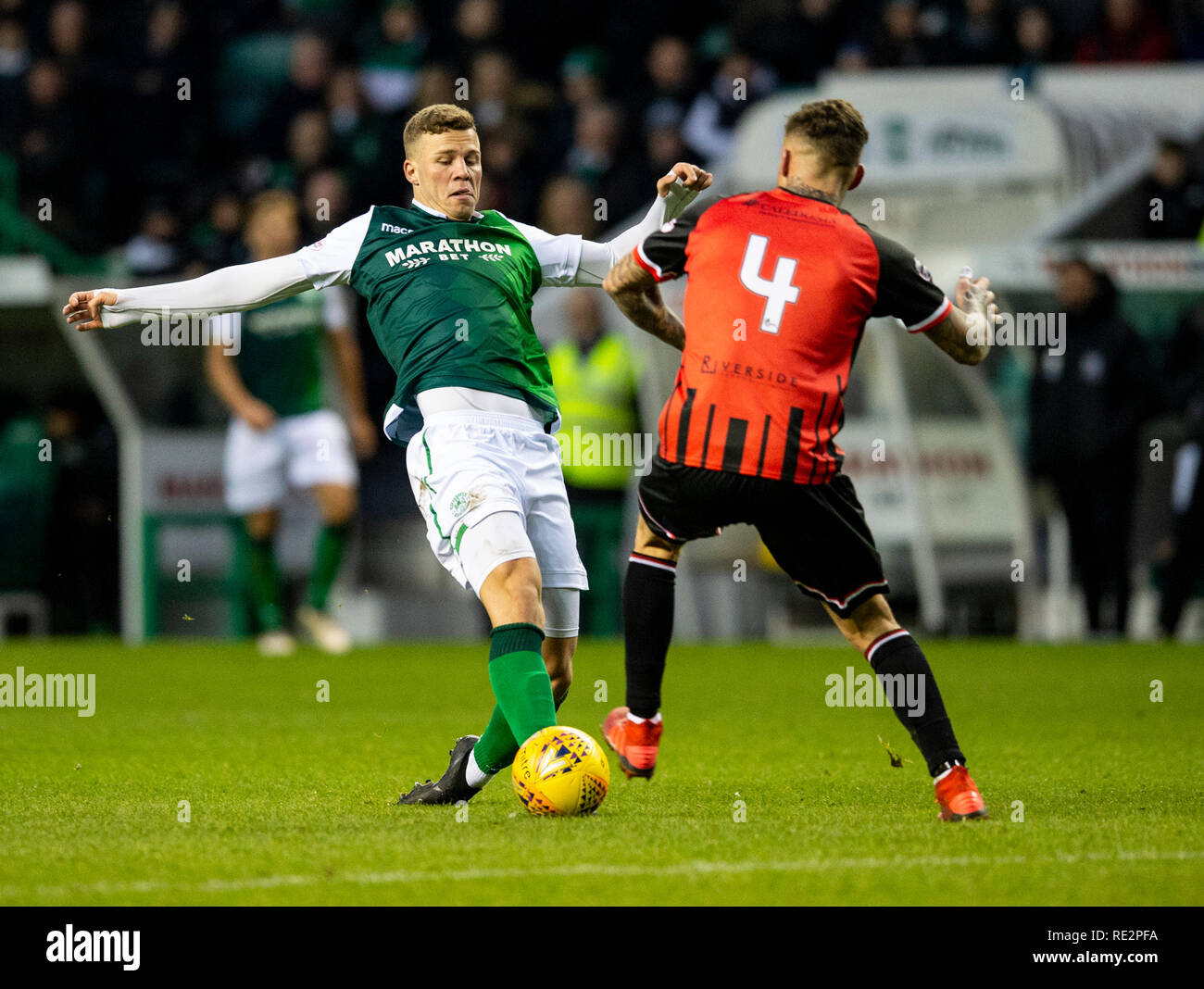 Edinburgh, Midlothian, Regno Unito. 19/01/2019. Pic mostra: Hibs' attaccante svizzero, Florian kamberi, affiora la palla oltre Elgin al centro della schiena, Darryl McHardy, durante la seconda metà come Hibs ospitano Elgin City nel quarto round della Coppa Scozzese a Easter Road Stadium, Edimburgo Credito: Alamy/Ian Jacobs Credito: Ian Jacobs/Alamy Live News Foto Stock