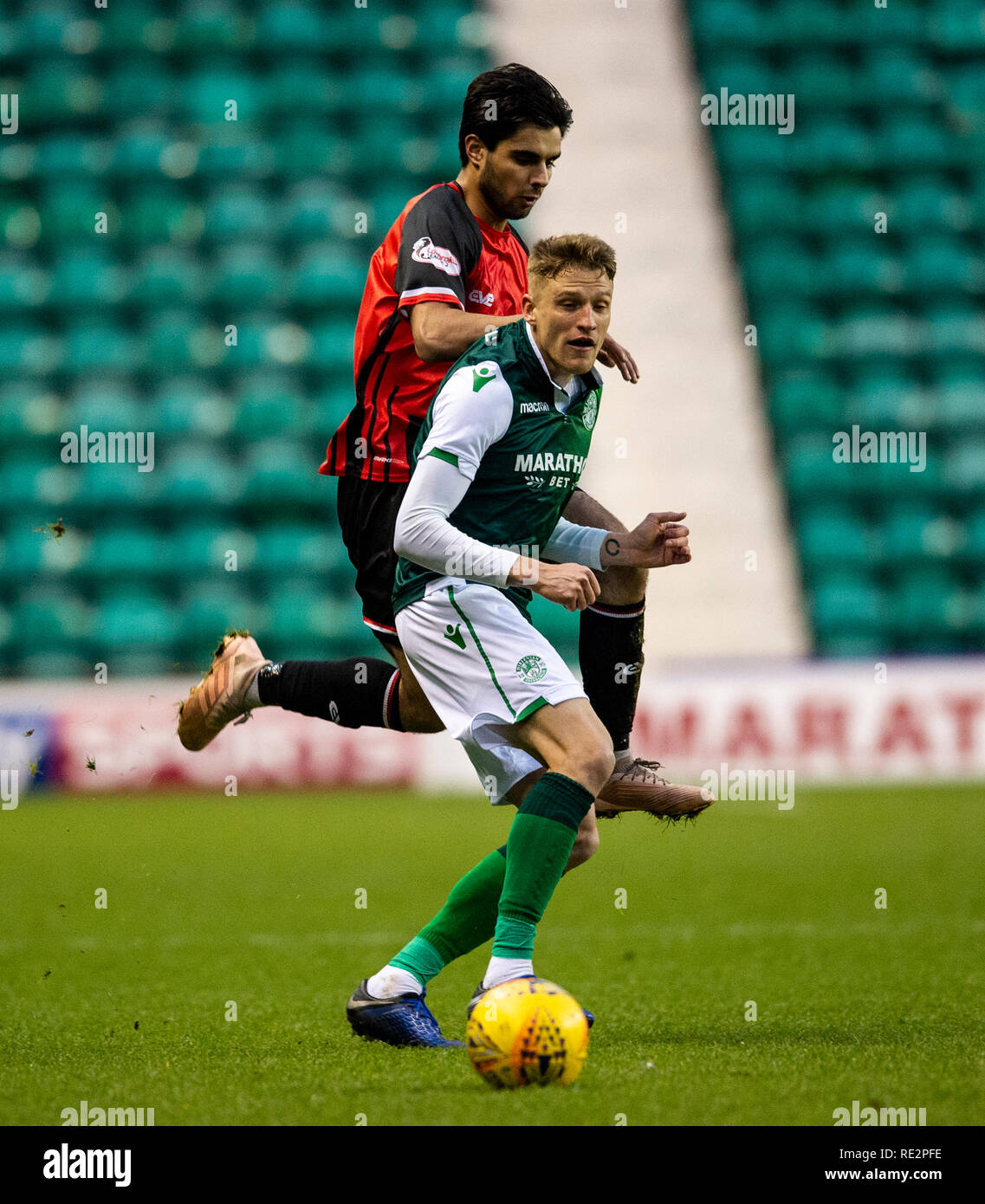 Edinburgh, Midlothian, Regno Unito. 19/01/2019. Pic mostra: Hibs' centrocampista lituano, Vykintas Slivka, riceve la palla lontano nonostante la grande attenzione di Elgin del diritto olandese winger, Rabin Omar, durante il primo semestre come Hibs ospitano Elgin City nel quarto round della Coppa Scozzese a Easter Road Stadium, Edimburgo Credito: Alamy/Ian Jacobs Credito: Ian Jacobs/Alamy Live News Foto Stock