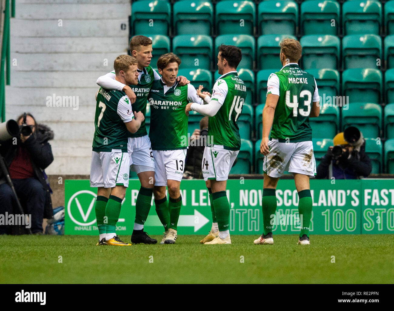 Edinburgh, Midlothian, Regno Unito. 19/01/2019. Pic mostra: il lato domestico celebrare dopo Hibs' Centrocampista sinistro, Daryl Horgan, segna il secondo goal della partita durante il primo semestre come Hibs ospitano Elgin City nel quarto round della Coppa Scozzese a Easter Road Stadium, Edimburgo Credito: Alamy/Ian Jacobs Credito: Ian Jacobs/Alamy Live News Foto Stock