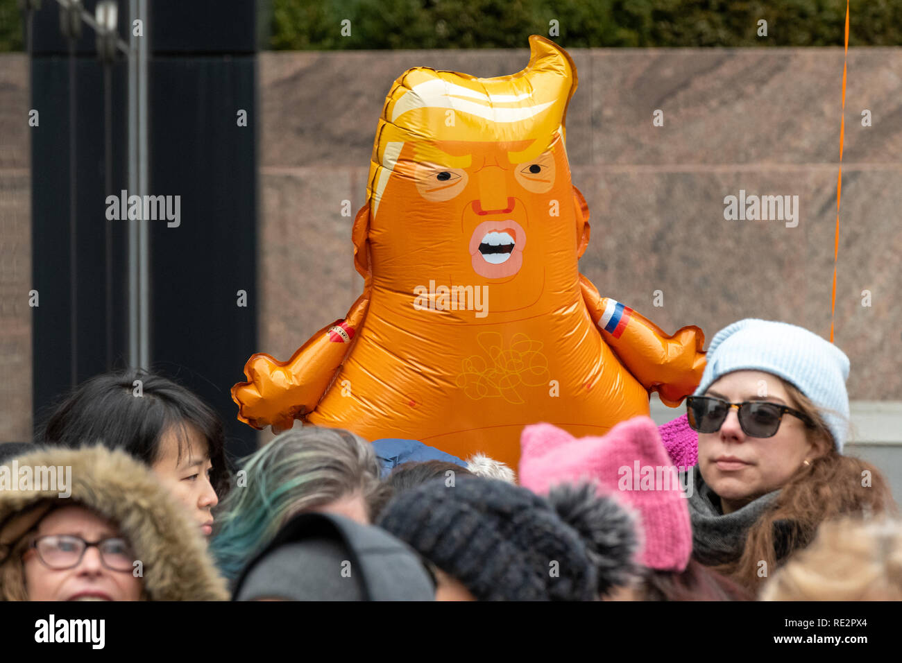 New York, USA, 19JAN2019 - i dimostranti portano un palloncino beffardo presidente Donald Trump a donne di marzo nella città di New York. Foto di Enrique Shore Credit: Enrique Shore/Alamy Live News Foto Stock