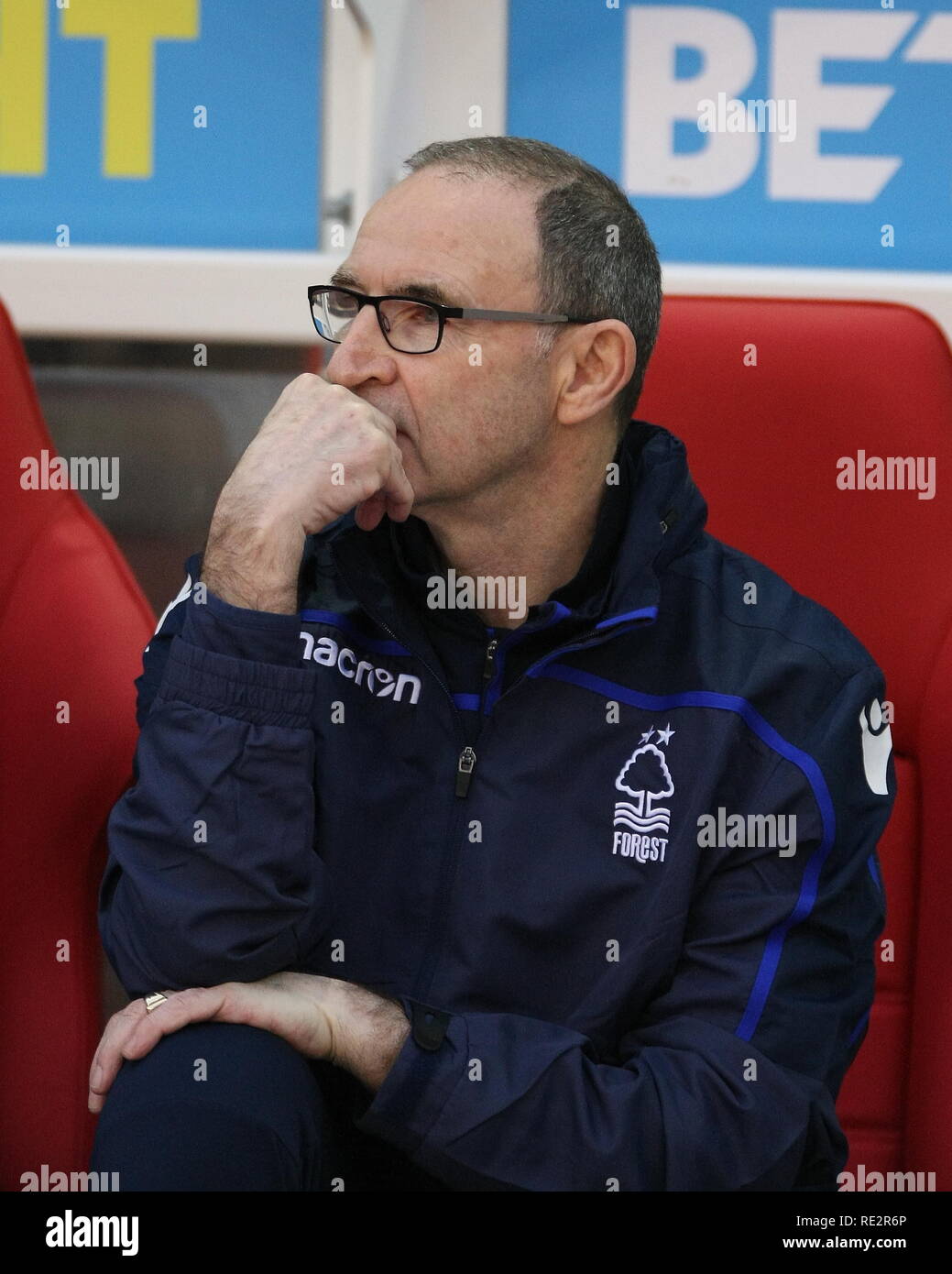 Nottingham, Nottinghamshire, Regno Unito. 19 gennaio, 2018. Martin O'Neill saluta la folla e prende il suo posto nella foresta piroga come egli prende la carica di Nottingham Forest per la prima volta dopo la sua nomina come manager. Credito: Simon Newbury/Alamy Live News Foto Stock