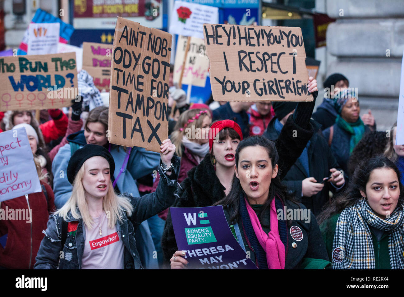 Londra, Regno Unito. 19 gennaio, 2019. Migliaia di donne prendono parte al Global donna marzo dalla BBC Broadcasting House a Trafalgar Square a frequentare un pane & Rose Rally contro austerità organizzato da donna marzo Londra. Credito: Mark Kerrison/Alamy Live News Foto Stock