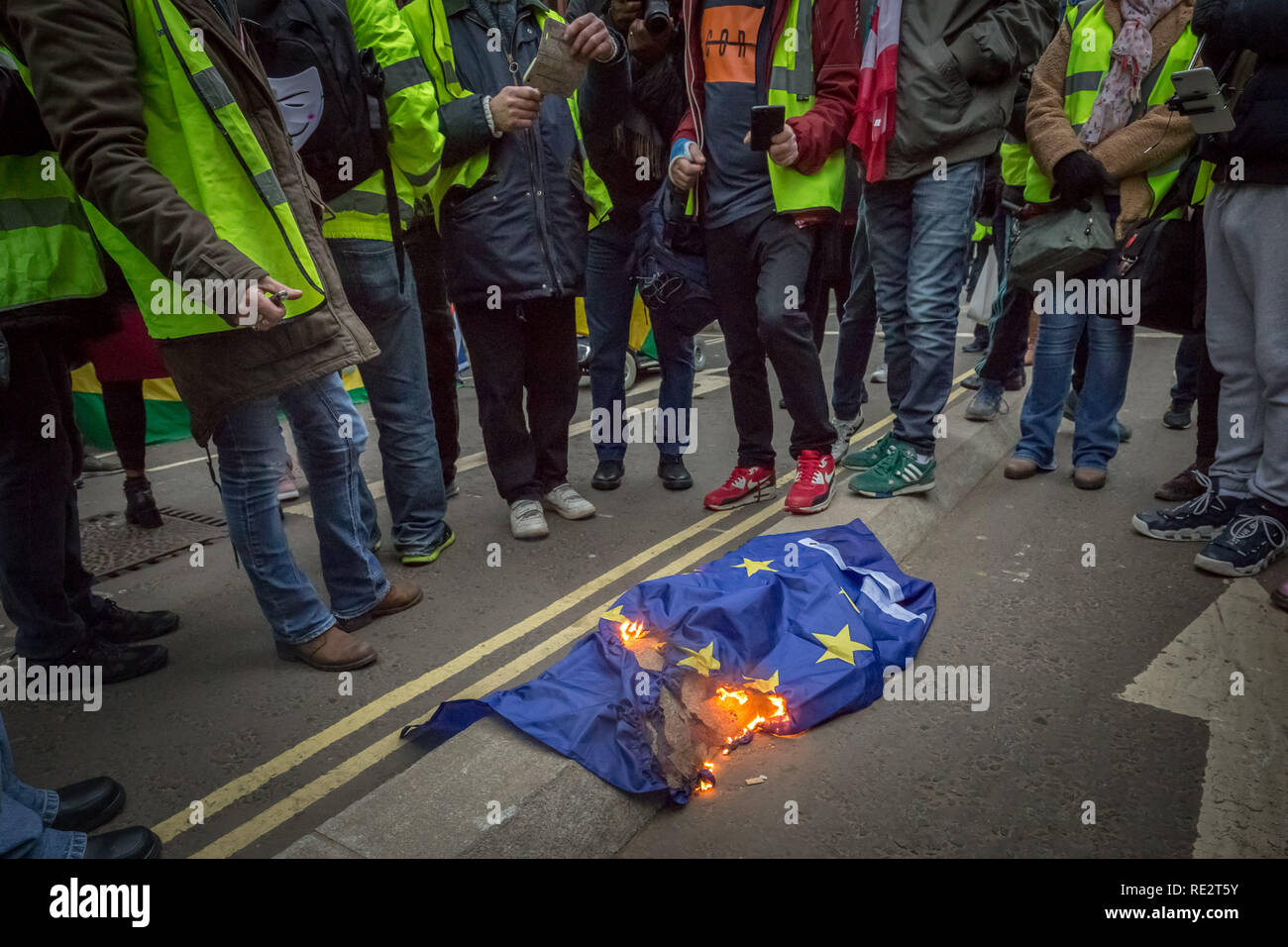 Londra, Regno Unito. 19 gennaio 2019. Pro-Brexit manifestanti chiedendo loro il 'giallo gilet UK " blocco del movimento strade e traffico di Westminster. Credito: Guy Corbishley/Alamy Live News Foto Stock