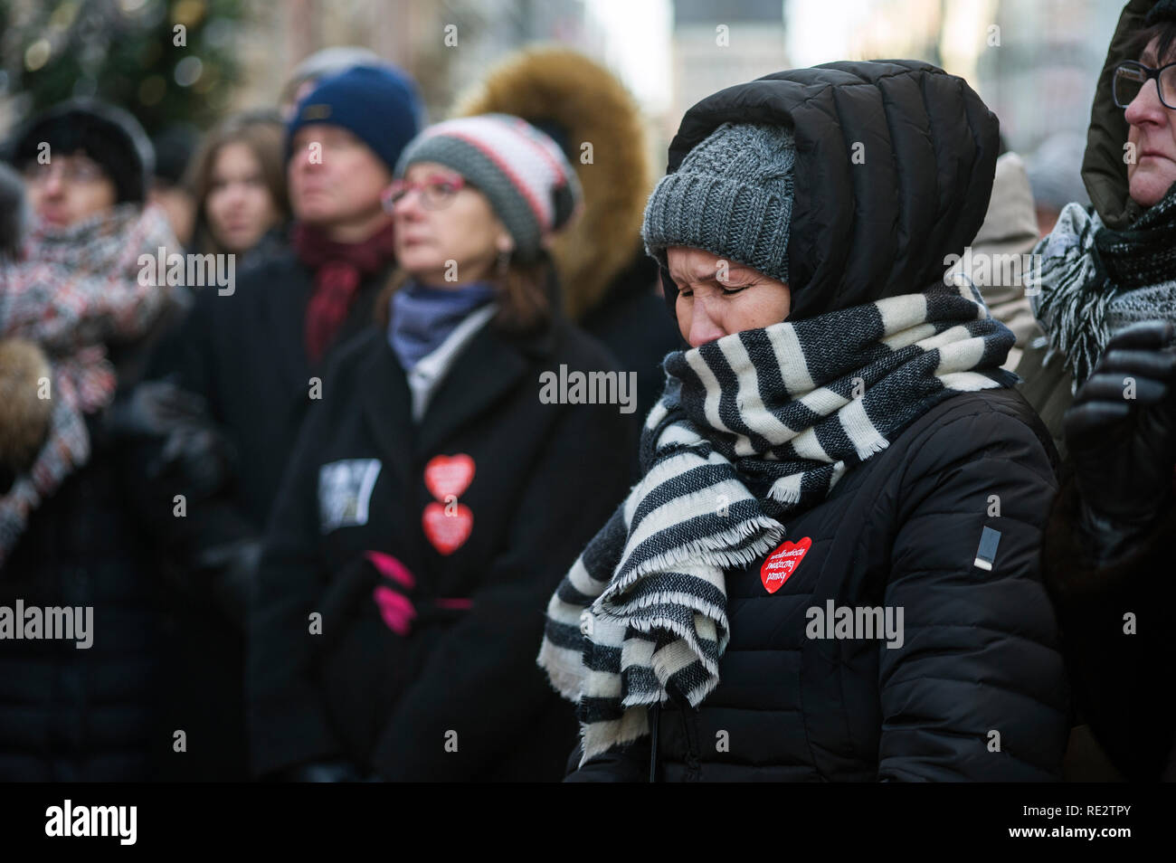 Gdansk, Polonia. 19 gen 2019. Le persone sono considerate di piangere per le strade di Danzica durante la cerimonia funebre di Pawel Adamowicz, il sindaco di Danzica di migliaia di polacchi hanno partecipato il servizio funebre di Pawel Adamowicz, il sindaco di Danzica che fu fatalmente accoltellato domenica scorsa. Il servizio è stato tenuto in grande stile gotico la Basilica di St Mary. Credito: SOPA Immagini limitata/Alamy Live News Foto Stock