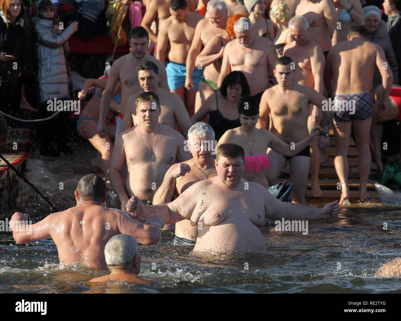Kiev, Ucraina. 19 gen 2019. Ortodosso Ucraino credenti visto facendo un tuffo nel fiume Dnipro, durante l Epifania ortodossa festeggiamenti di Kiev, in Ucraina. I cristiani ortodossi celebrano l'Epifania immergendosi in acqua di ghiaccio, una festa religiosa che si celebra il 19 gennaio, secondo il calendario gregoriano. Credito: SOPA Immagini limitata/Alamy Live News Foto Stock