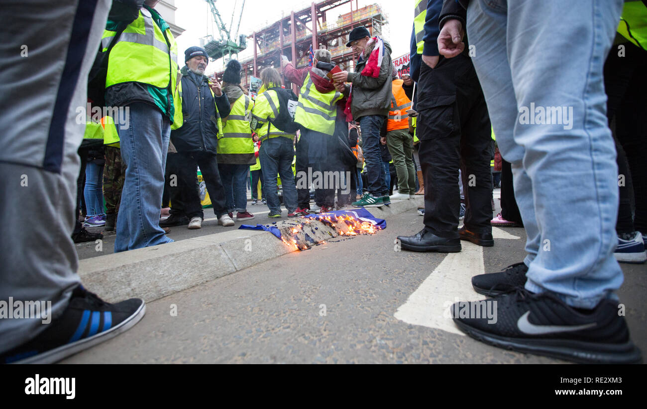 Londra, Regno Unito. 19 gen 2019. Giubbotto giallo protsters marzo intorno a Londra e a bruciare una bandiera UE Credito: George Wright Cracknell/Alamy Live News Foto Stock