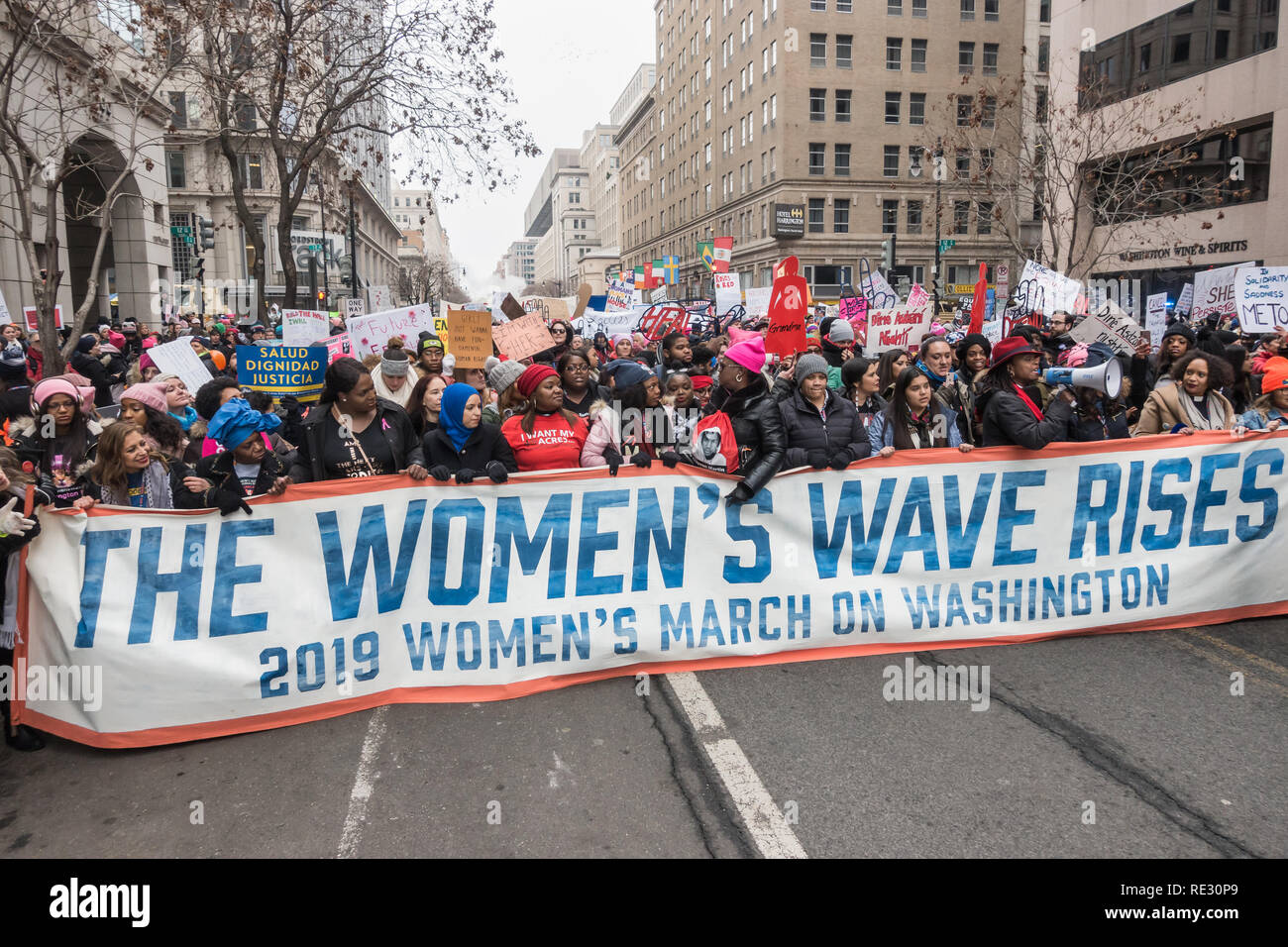 Washington, DC, Stati Uniti d'America. 19 gennaio, 2019. Migliaia di manifestanti hanno marciato e aderito a Washington DC nel 2019 Donna marzo su Washington, una levata vibrante protesta contro il presidente Donald Trump, e una celebrazione delle donne elette al congresso di novembre. Bob Korn/Alamy Live News Foto Stock