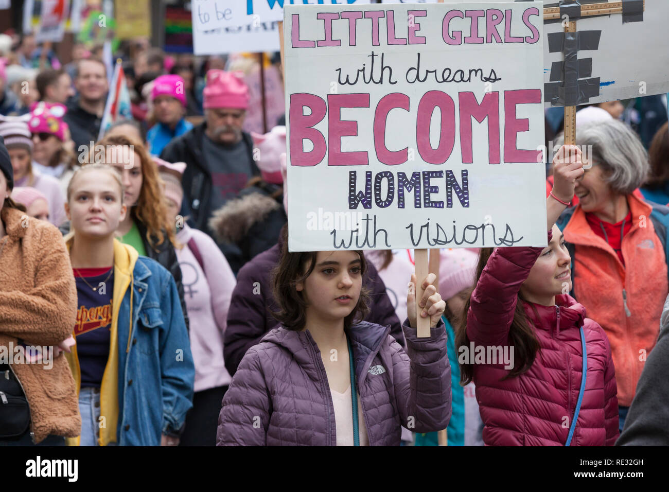 Washington, Stati Uniti d'America. 19 gen 2019. I manifestanti a piedi lungo la strada di Pino durante il Womxn del marzo 2019 di Seattle. Sabato di marzo e Rally, organizzato da Seattle Womxn marciare in avanti in collaborazione con MLK giorno gli organizzatori, sarà seguita domenica da una giornata di azione e lunedì MLK eventi della durata di un giorno in onore di Martin Luther King Jr. Domenica Womxn agiscono su Seattle è un giorno di cittadine di apprendimento, supportare la condivisione e che agiscono per conto di organizzazioni no profit, grassroots e la giustizia sociale e i gruppi in Seattle. Foto Stock