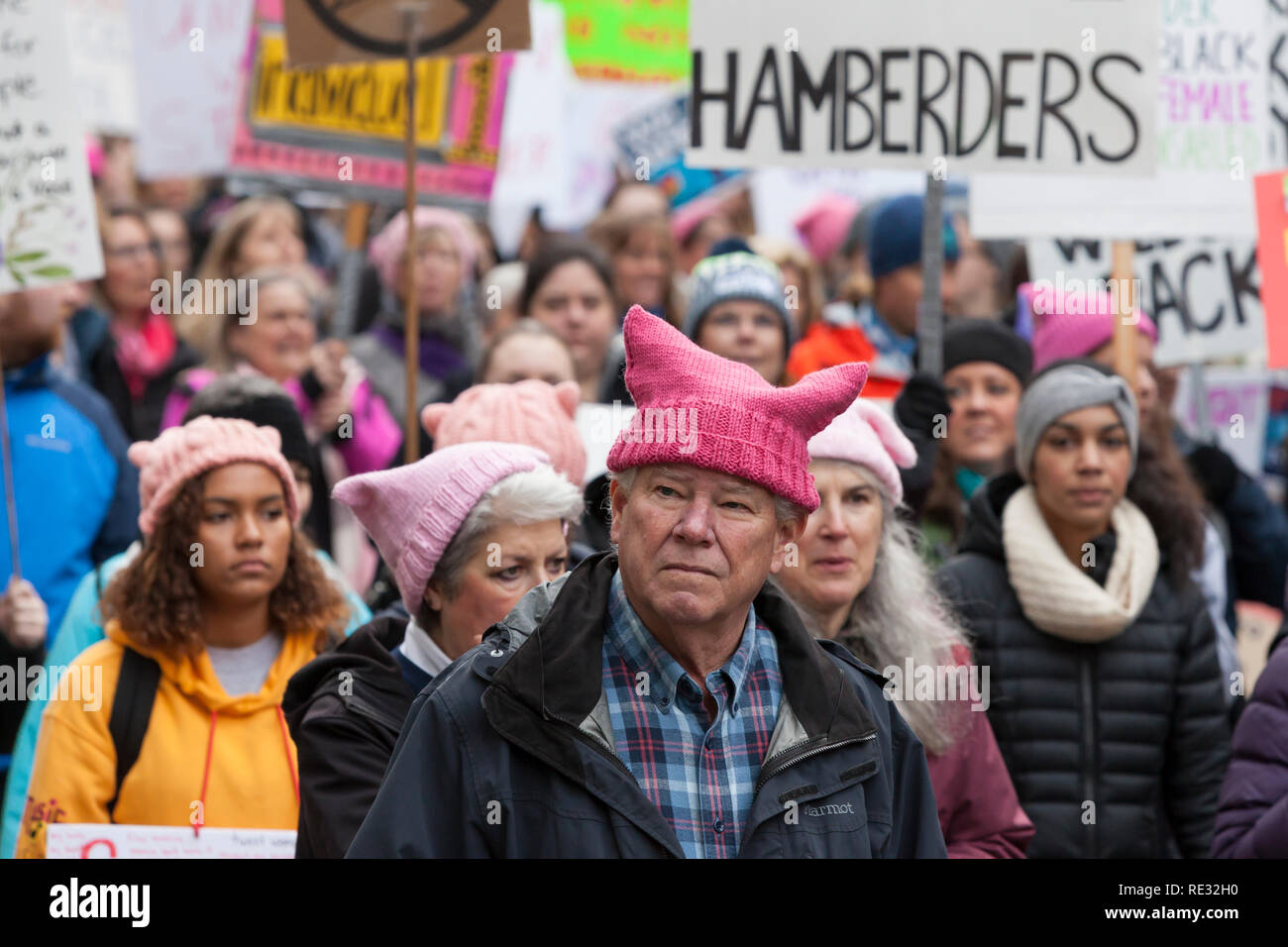 Washington, Stati Uniti d'America. 19 gen 2019. I manifestanti a piedi lungo la strada di Pino durante il Womxn del marzo 2019 di Seattle. Sabato di marzo e Rally, organizzato da Seattle Womxn marciare in avanti in collaborazione con MLK giorno gli organizzatori, sarà seguita domenica da una giornata di azione e lunedì MLK eventi della durata di un giorno in onore di Martin Luther King Jr. Domenica Womxn agiscono su Seattle è un giorno di cittadine di apprendimento, supportare la condivisione e che agiscono per conto di organizzazioni no profit, grassroots e la giustizia sociale e i gruppi in Seattle. Foto Stock