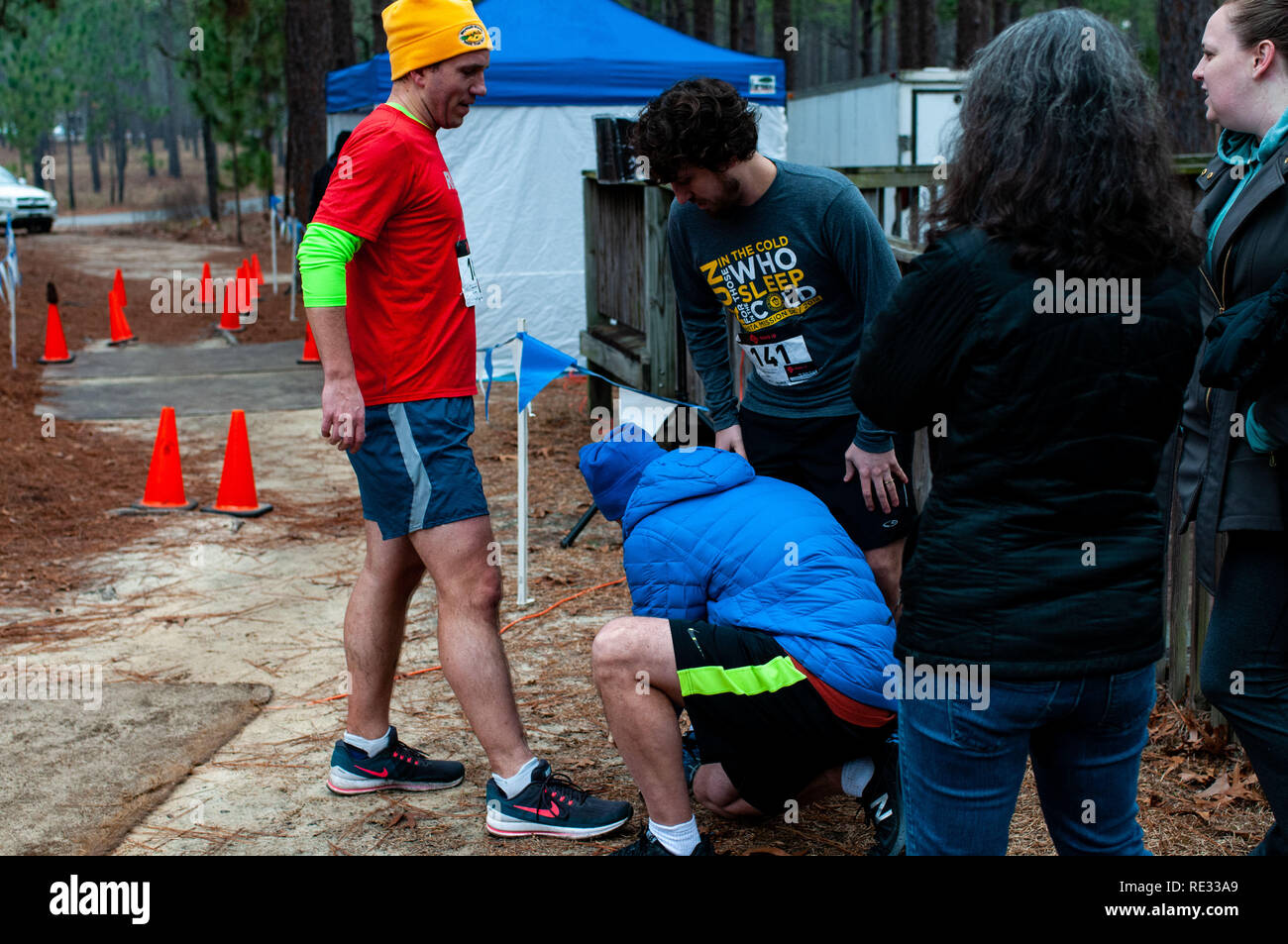 Pini del sud, North Carolina, Stati Uniti d'America. Xix gen, 2019. Gen 19, 2019 - pini del sud N.C., STATI UNITI D'AMERICA - Un team di relè swaps su un chip di temporizzazione durante la decima edizione della Weymouth boschi 100km ultra maratona a Weymouth boschi Nature Preserve. Guide di scorrimento necessaria per completare 14 giri di 4,47 mile corso per 62.58 miglia al di sotto della 20 ore di tempo di assegnazione. Credito: Timothy L. Hale/ZUMA filo/Alamy Live News Foto Stock