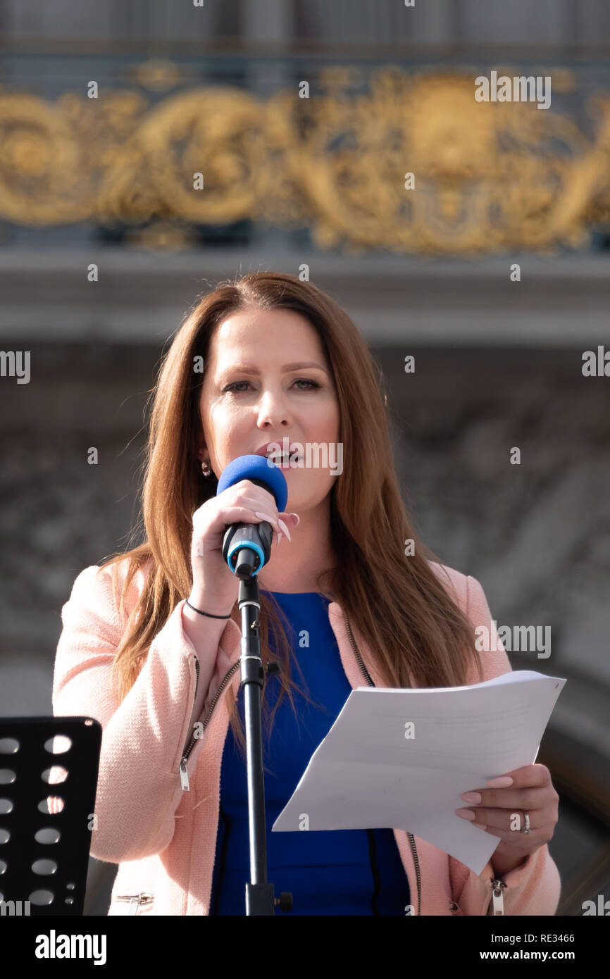 San Francisco, Stati Uniti d'America. 19 gennaio, 2019. Le donne di Marzo a San Francisco inizia con un rally al Civic Center Plaza di fronte al Palazzo del Municipio. Clair Farley, Senior Advisor su Transgender iniziative per la San Francisco Sindaco di ufficio, risolve la folla. Farley è un leader nella Comunità europea, scrittore, attore e trans avvocato che parla attraverso il paese di avvocato per aumentare LGBTQ visitibility. Credito: Shelly Rivoli/Alamy Live News Foto Stock