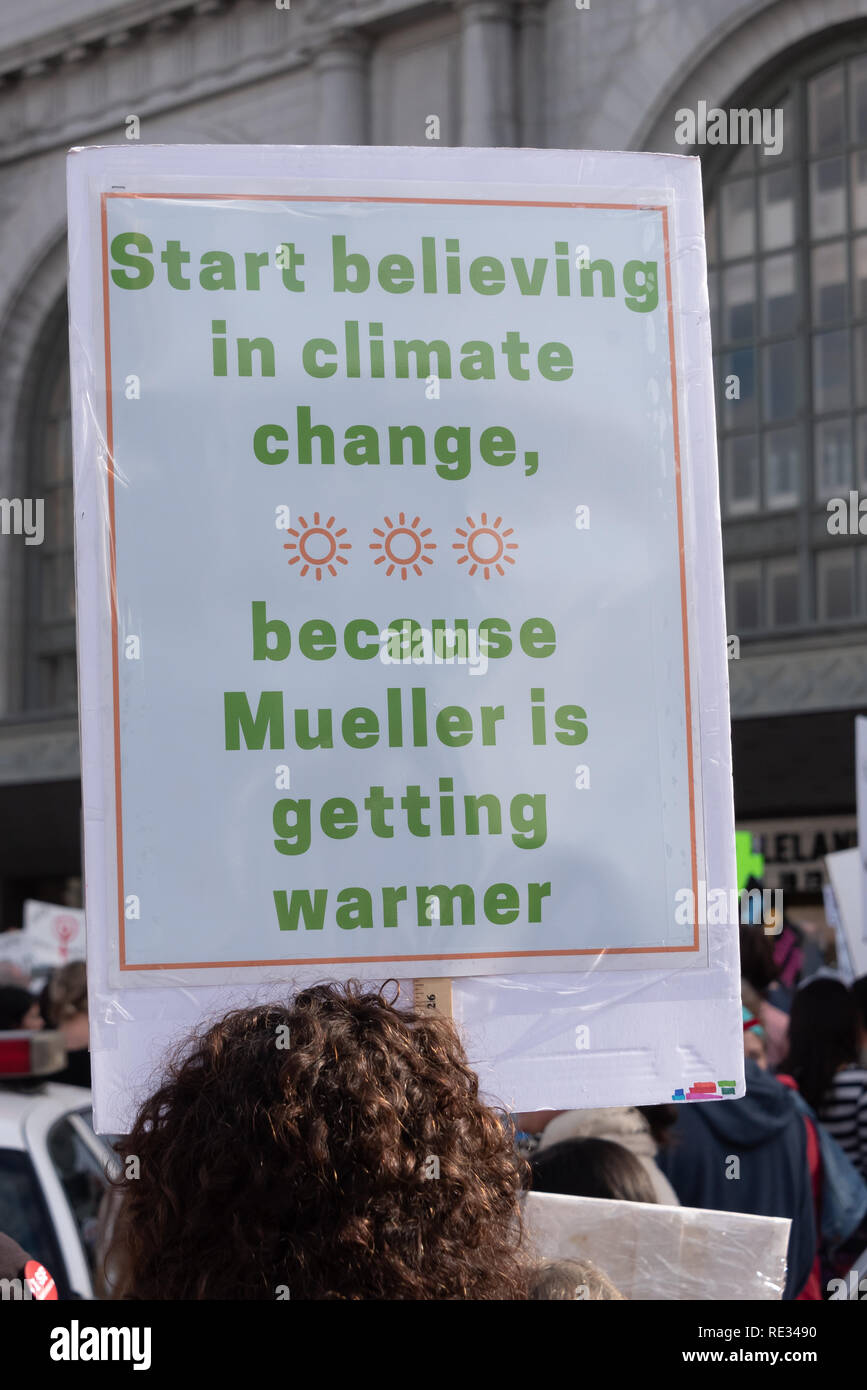 San Francisco, Stati Uniti d'America. 19 gennaio, 2019. Manifestanti preparare per le donne del marzo a San Francisco. Tra la folla un segno legge: 'Start di credere nel cambiamento climatico, perché Mueller si sta riscaldando.' Credit: Shelly Rivoli/Alamy Live News Foto Stock