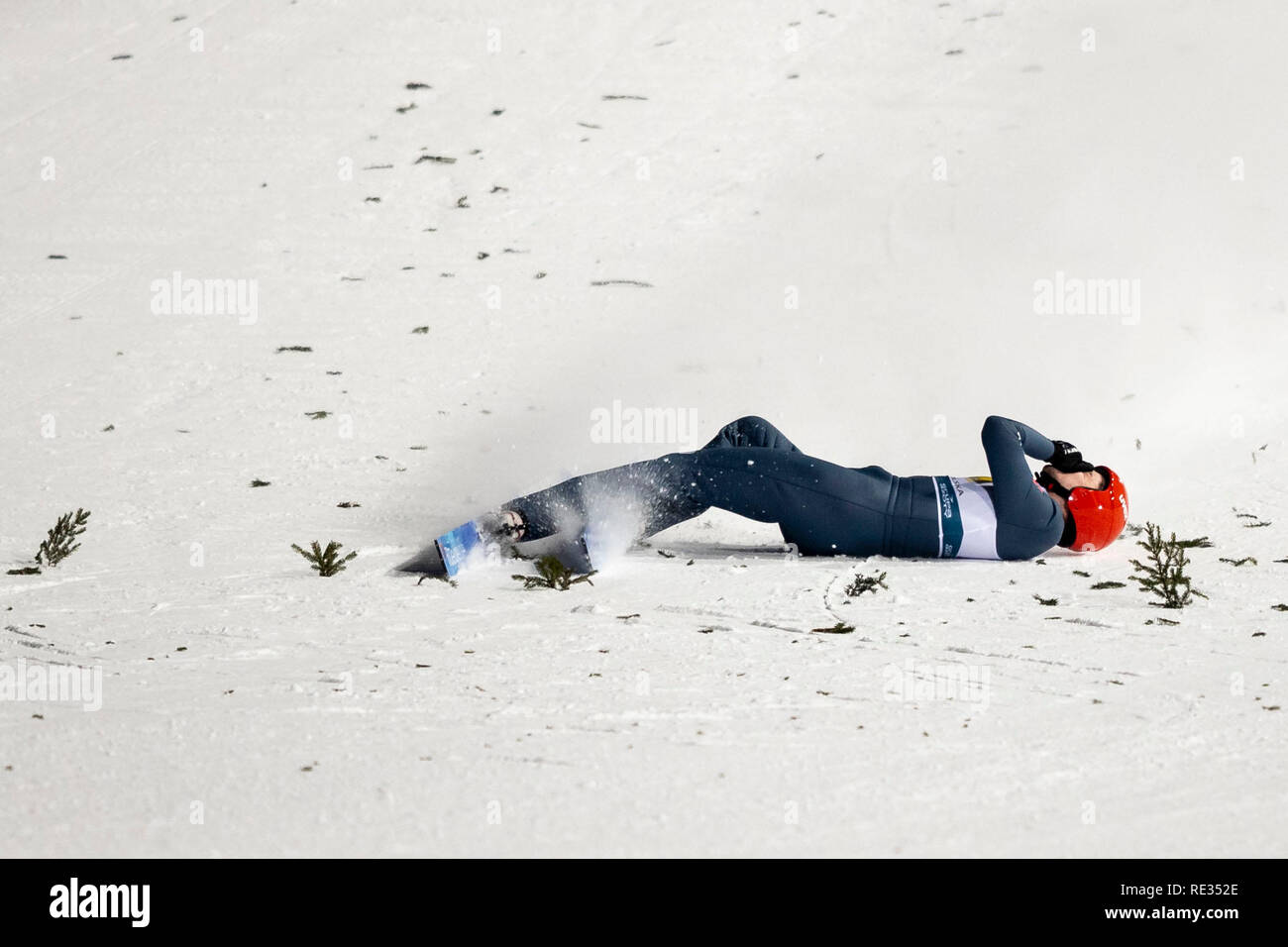 Zakopane (Polonia). 19 gen 2019. Zakopane, Spagna. 19 gen 2019. In Germania un ponticello di sci, David Siegel, visto che giace a terra durante il Team HS-134 concorrenza della FIS Ski Jumping World Cup a Zakopane. Credito: SOPA Immagini limitata/Alamy Live News Credito: SOPA Immagini limitata/Alamy Live News Foto Stock