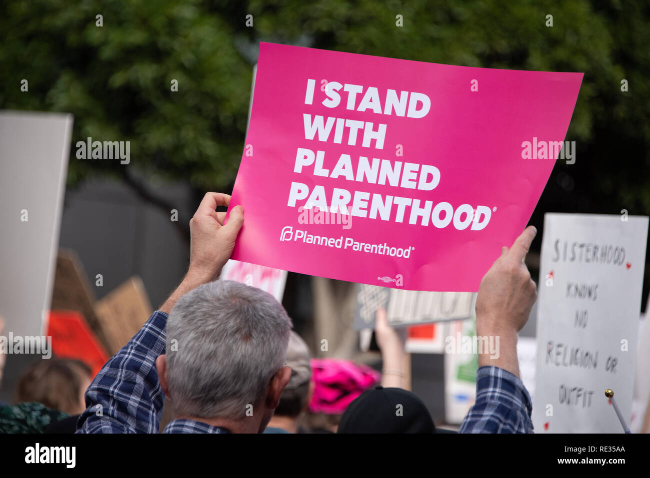 San Francisco, Stati Uniti d'America. 19 gennaio, 2019. Le donne di Marzo a San Francisco. Un uomo tiene un segno rosa lettura: "Io sto in piedi con Planned Parenthood.' Credit: Shelly Rivoli/Alamy Live News Foto Stock