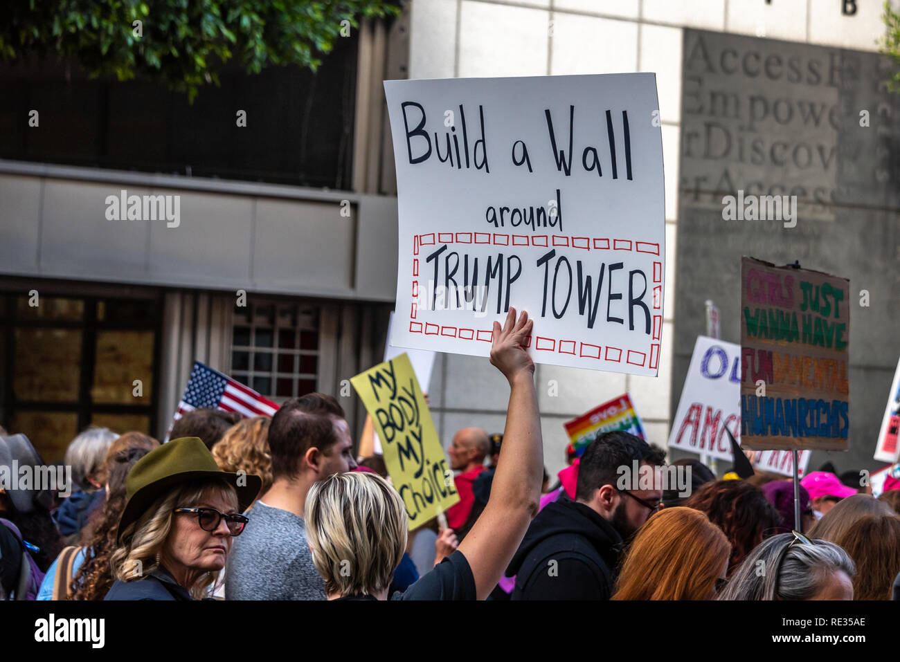 San Francisco, Stati Uniti d'America. 19 gennaio, 2019. Le donne del marzo San Francisco procede verso il basso Market Street. Un segno tenuto alta recita: "Costruire un muro attorno al Trump Tower.' Credit: Shelly Rivoli/Alamy Live News Foto Stock