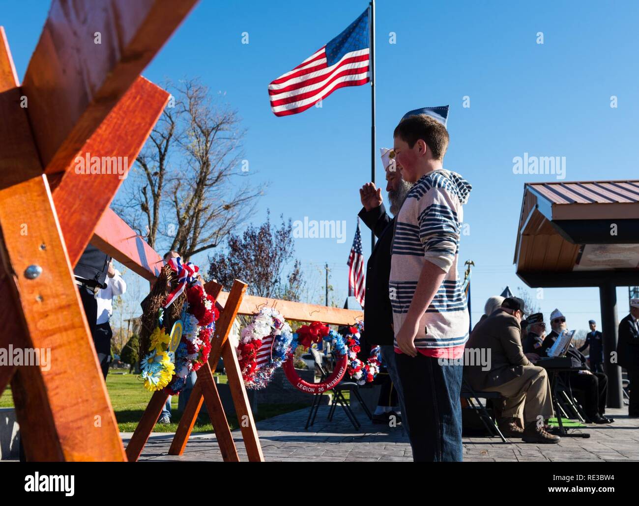 Avieri assegnato al 366 Fighter Wing salutare la bandiera durante rubinetti a veterani annuale cerimonia della giornata a casa di montagna, Idaho, nov. 11, 2016. I rubinetti è un 24-nota chiamata giocato per ricordare i veterani caduti durante le cerimonie di bandiera, funerali e al tramonto. Foto Stock